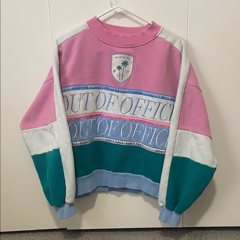 Colorblock Sweatshirt with 'Out of Office' Text - Picture 4 of 5